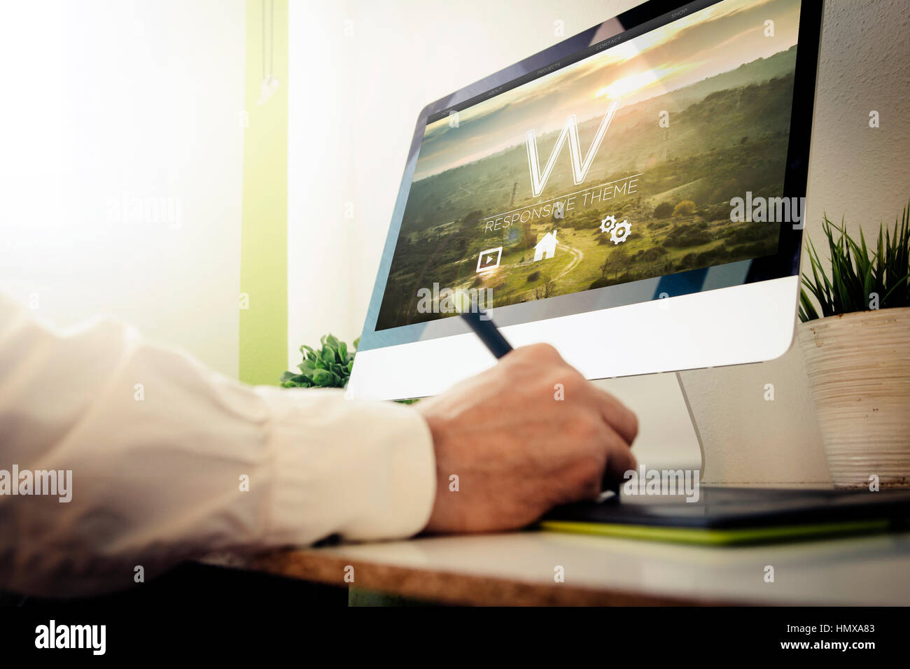Sviluppatore web la progettazione di un sito web. Tutti i grafici dello schermo sono costituiti. Foto Stock