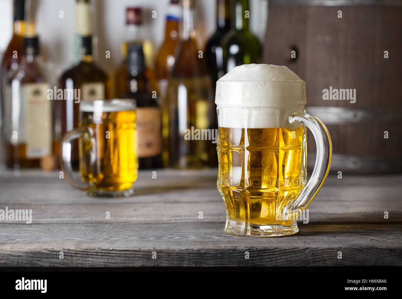 Vetro sfaccettate di birra chiara con schiuma Foto Stock