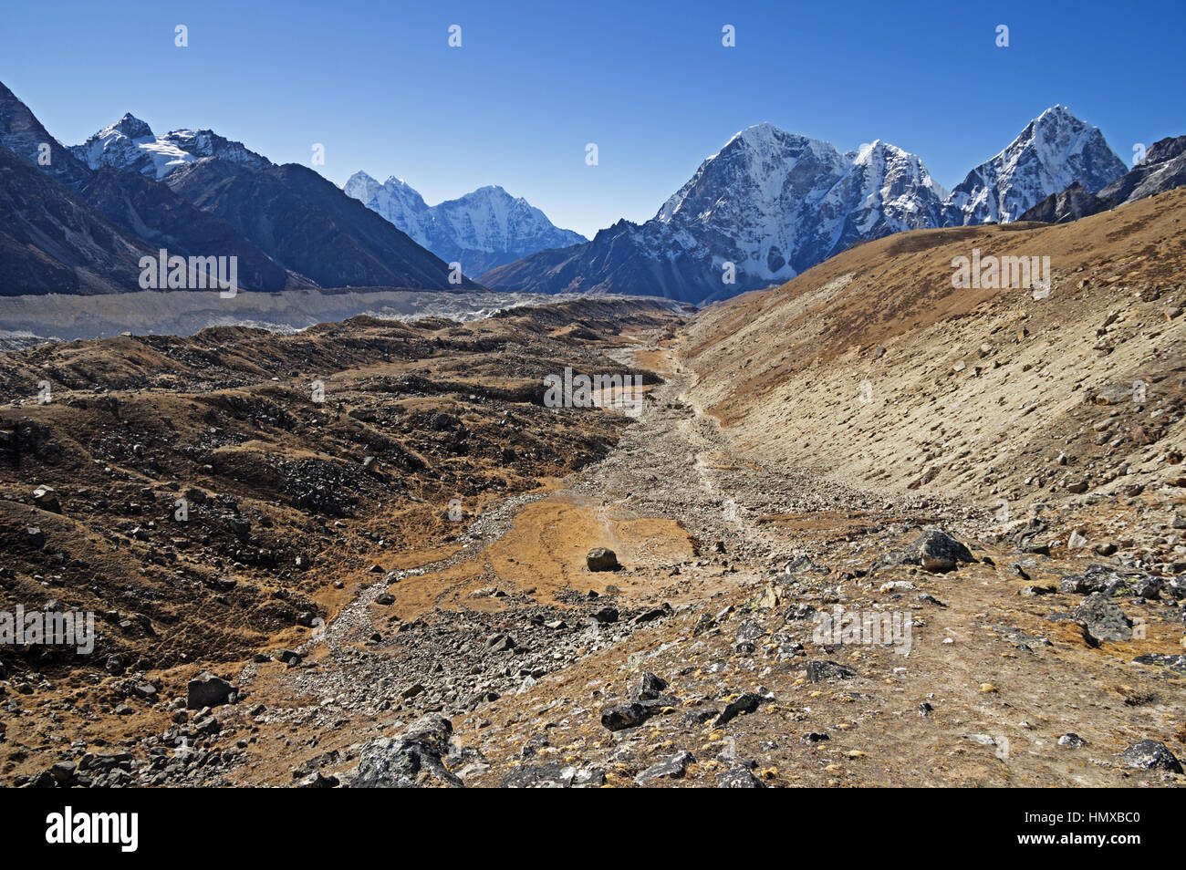 Guardando verso il basso il ghiacciaio Khumbu valley verso il Thamserku Kangtega Tabuche Cholatse e picchi Foto Stock
