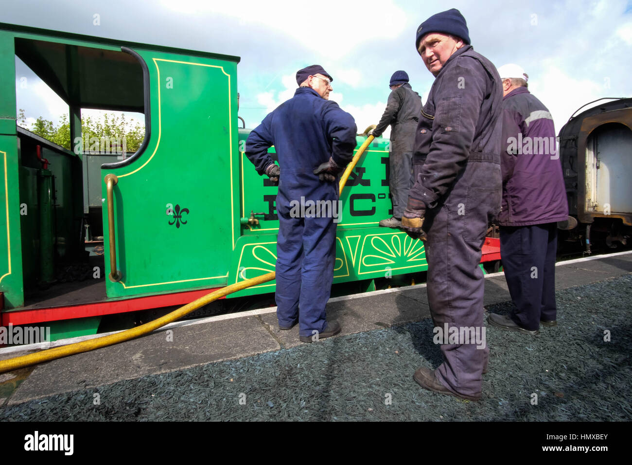 Walllingford Oxford Regno Unito volontari al Cholsey e Wallingford ferroviaria patrimonio di lavoro e preparare i treni a vapore. Foto Stock