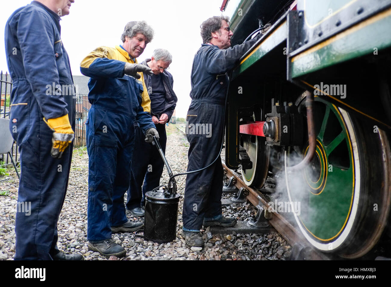 Walllingford Oxford Regno Unito volontari al Cholsey e Wallingford ferroviaria patrimonio di lavoro e preparare i treni a vapore. Foto Stock