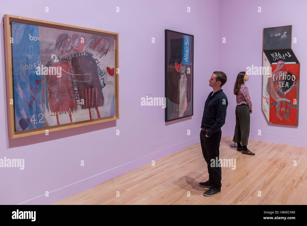 Tate Britain, Londra, Regno Unito. 6 febbraio, 2017. Abbiamo due ragazzi aggrappati insieme, il più bel ragazzo del mondo, il tè e la pittura in un stile illusionistica, tutti 1961 - David Hockney, un nuovo grande retrospettiva, alla Tate Britain's. Esso comprende più di duecento opere e celebra Hockney il raggiungimento nella pittura, disegno, stampa, fotografia e video. Come lui si avvicina il suo ottantesimo compleanno, la mostra offre una panoramica senza precedenti dell'artista che 60 anni di carriera. Si va dal 9 febbraio al 29 maggio 2017. Londra 06 Feb 2017. Credito: Guy Bell/Alamy Live News Foto Stock
