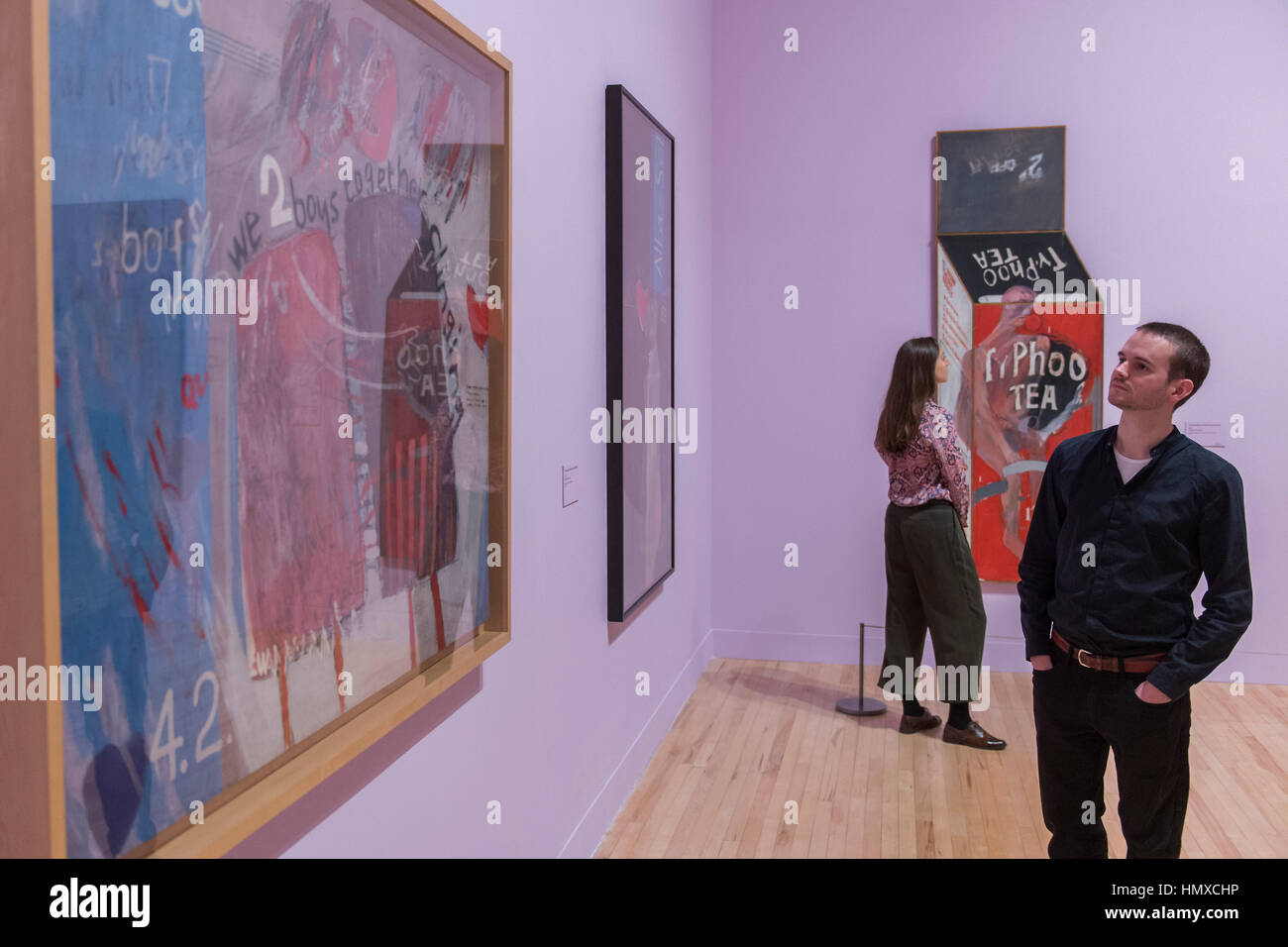 Tate Britain, Londra, Regno Unito. 6 febbraio, 2017. Abbiamo due ragazzi aggrappati insieme, il più bel ragazzo del mondo, il tè e la pittura in un stile illusionistica, tutti 1961 - David Hockney, un nuovo grande retrospettiva, alla Tate Britain's. Esso comprende più di duecento opere e celebra Hockney il raggiungimento nella pittura, disegno, stampa, fotografia e video. Come lui si avvicina il suo ottantesimo compleanno, la mostra offre una panoramica senza precedenti dell'artista che 60 anni di carriera. Si va dal 9 febbraio al 29 maggio 2017. Londra 06 Feb 2017. Credito: Guy Bell/Alamy Live News Foto Stock