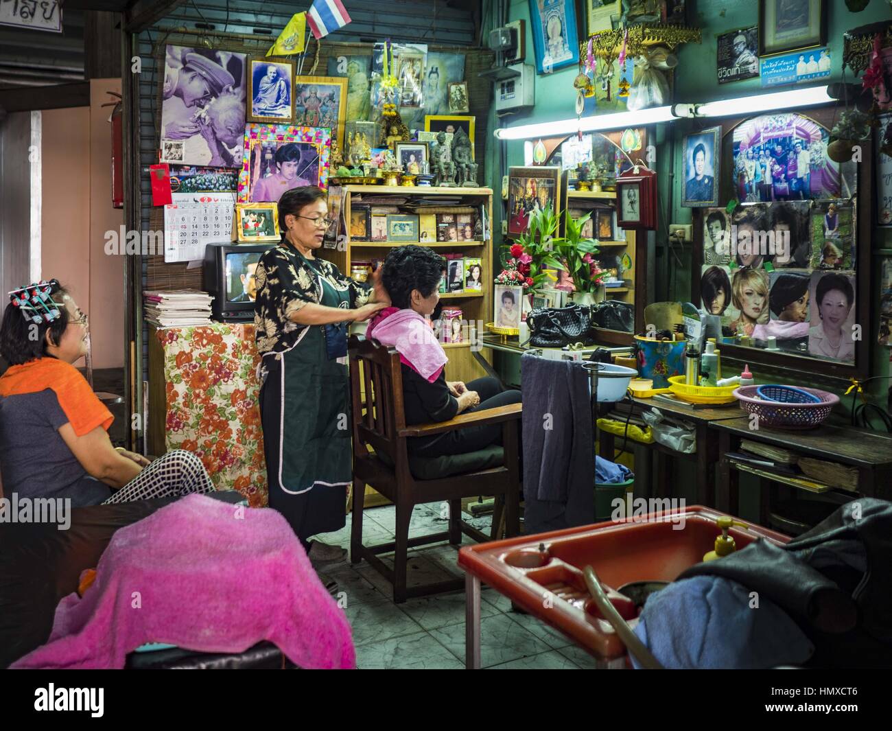 Bangkok, Bangkok, Thailandia. 6 febbraio, 2017. La donna in un negozio di parrucchiere in che cosa ha usato essere noto come mercato Kalabok sotto il Phra Khanong Ponte del Phra Khanong di Bangkok. Kalabok è la parola tailandese per parrucchiere e il mercato è stato chiamato Kalabok perché vi erano molti barbershops e parrucchieri sotto il ponte. Nel 1985, la città ha cambiato il nome del mercato ''Singha Mercato.'' vi sono ancora circa 10 piccoli uomini barbershops, la maggior parte con solo un barbiere, e quattro donne di saloni, la maggior parte con un parrucchiere, sotto il ponte. Credit: Jack Kurtz/ZUMA filo/Alamy Live News Foto Stock