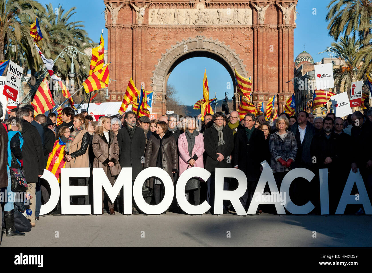 Barcellona, in Catalogna, Spagna. 6 febbraio, 2017. Il catalano ex-presidente ARTUR MAS, IRENE RIGAU e JOANA ORTEGA accompagnato dal Presidente catalano CARLES PUIGDEMONT, membri del reale e di ex governo catalano e altri pro-indipendenza leader e pro-referendum, passeggiate a livello regionale di alta corte per andare su prova oltre il suo ruolo nel 2014's simbolico referendum di indipendenza Credito: dani codina/Alamy Live News Foto Stock