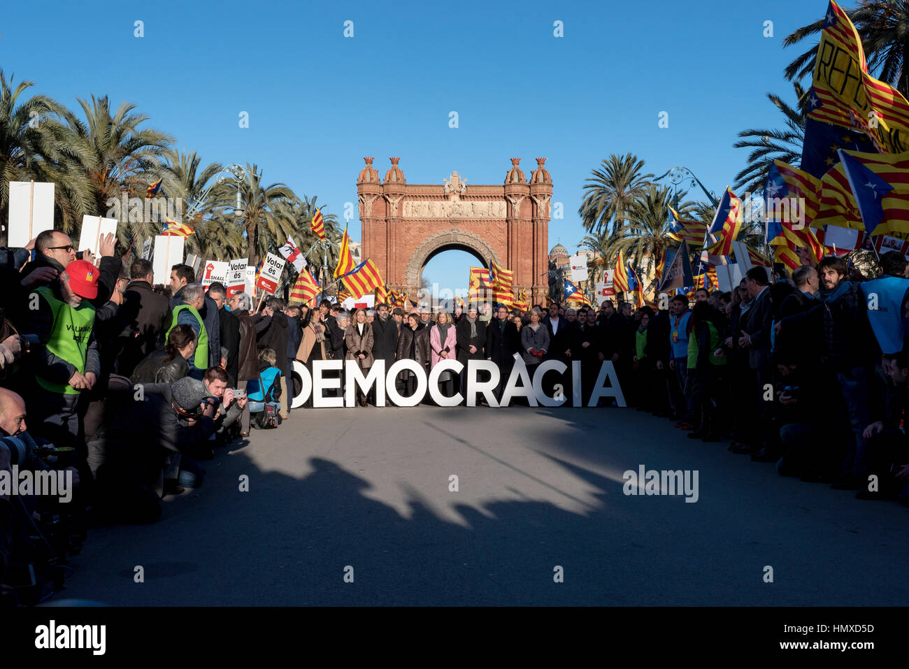 Barcellona, in Catalogna, Spagna. 6 febbraio, 2017. Il catalano ex-presidente ARTUR MAS, IRENE RIGAU e JOANA ORTEGA accompagnato dal Presidente catalano CARLES PUIGDEMONT, membri del reale e di ex governo catalano e altri pro-indipendenza leader e pro-referendum, passeggiate a livello regionale di alta corte per andare su prova oltre il suo ruolo nel 2014's simbolico referendum di indipendenza Credito: dani codina/Alamy Live News Foto Stock