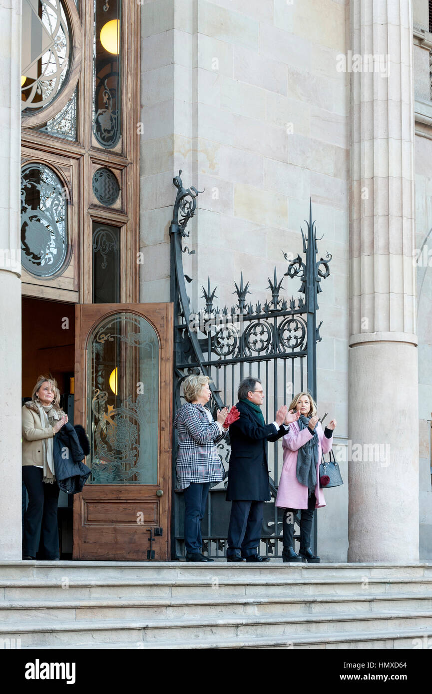 Barcellona, in Catalogna, Spagna. 6 febbraio, 2017. Alla porta Helena Rakosnik ex-Presidente moglie) Ex catalano ministero istruzione IRENE RIGAU, Catalano ex-presidente ARTUR MAS e catalano ex-vicepresidente JOANA ORTEGA entra a livello regionale di alta corte per il primo giorno della loro prova oltre il suo ruolo nel 2014's 9 novembre 'referendum", "9N" Credito: dani codina/Alamy Live News Foto Stock