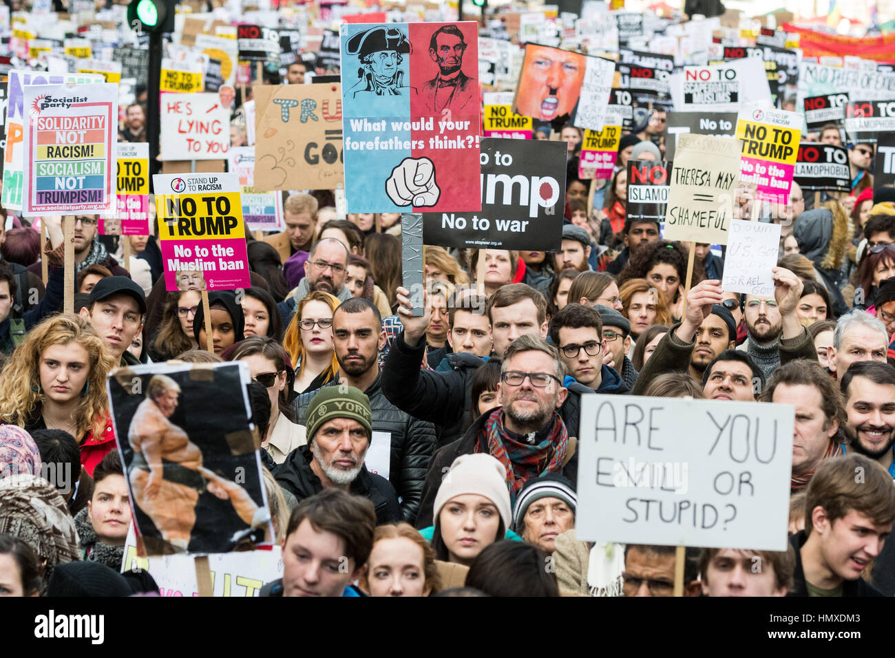 Londra, Regno Unito. 4 febbraio, 2017. Migliaia di dimostranti protestano contro Donald Trump divieto di viaggio per musulmane in viaggio verso gli Stati Uniti nel centro di Londra nel febbraio 4, 2017. Credito: Ray codolo/Xinhua/Alamy Live News Foto Stock