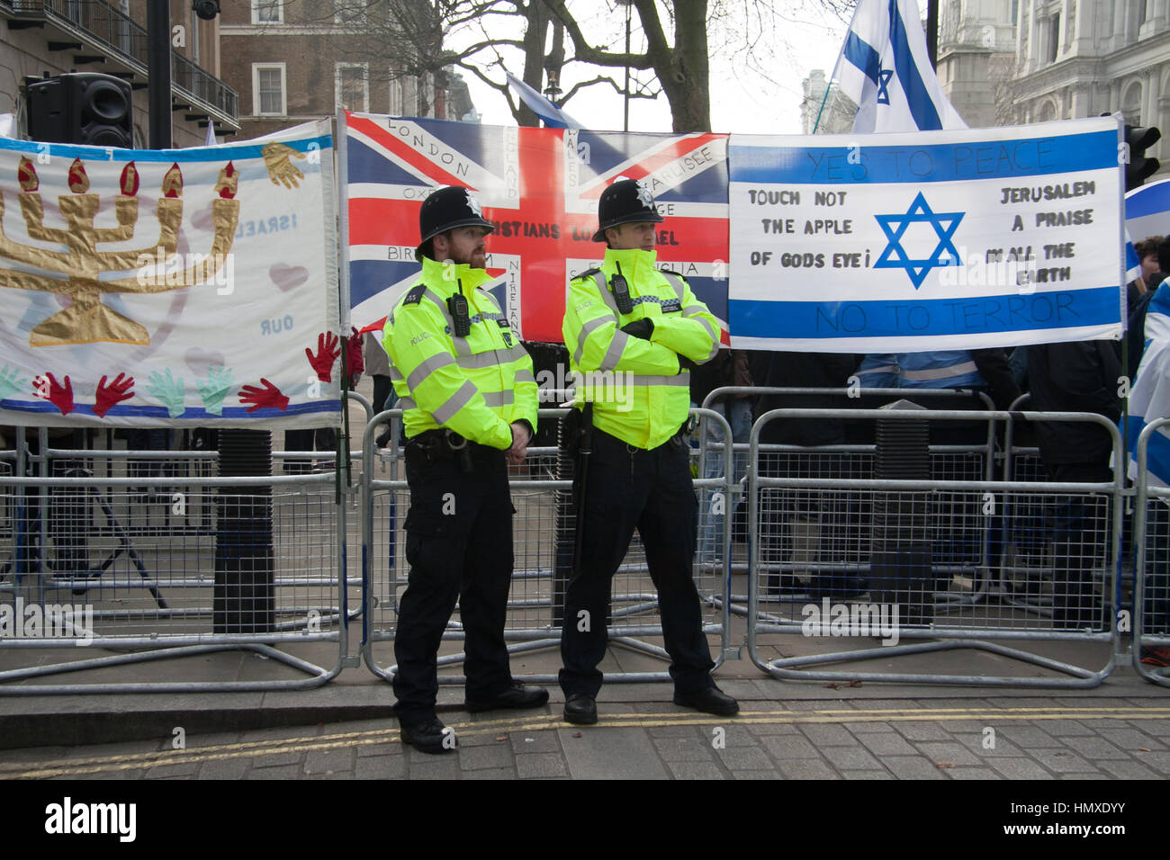 Londra REGNO UNITO. Il 6 febbraio 2017. Pro Israele e Palestina Pro sostenitori sono stati separati dalla polizia durante la visita del Primo Ministro israeliano Benjamin Natanyahu per colloqui con Theresa Maggio a Downing Street Credit: amer ghazzal/Alamy Live News Foto Stock