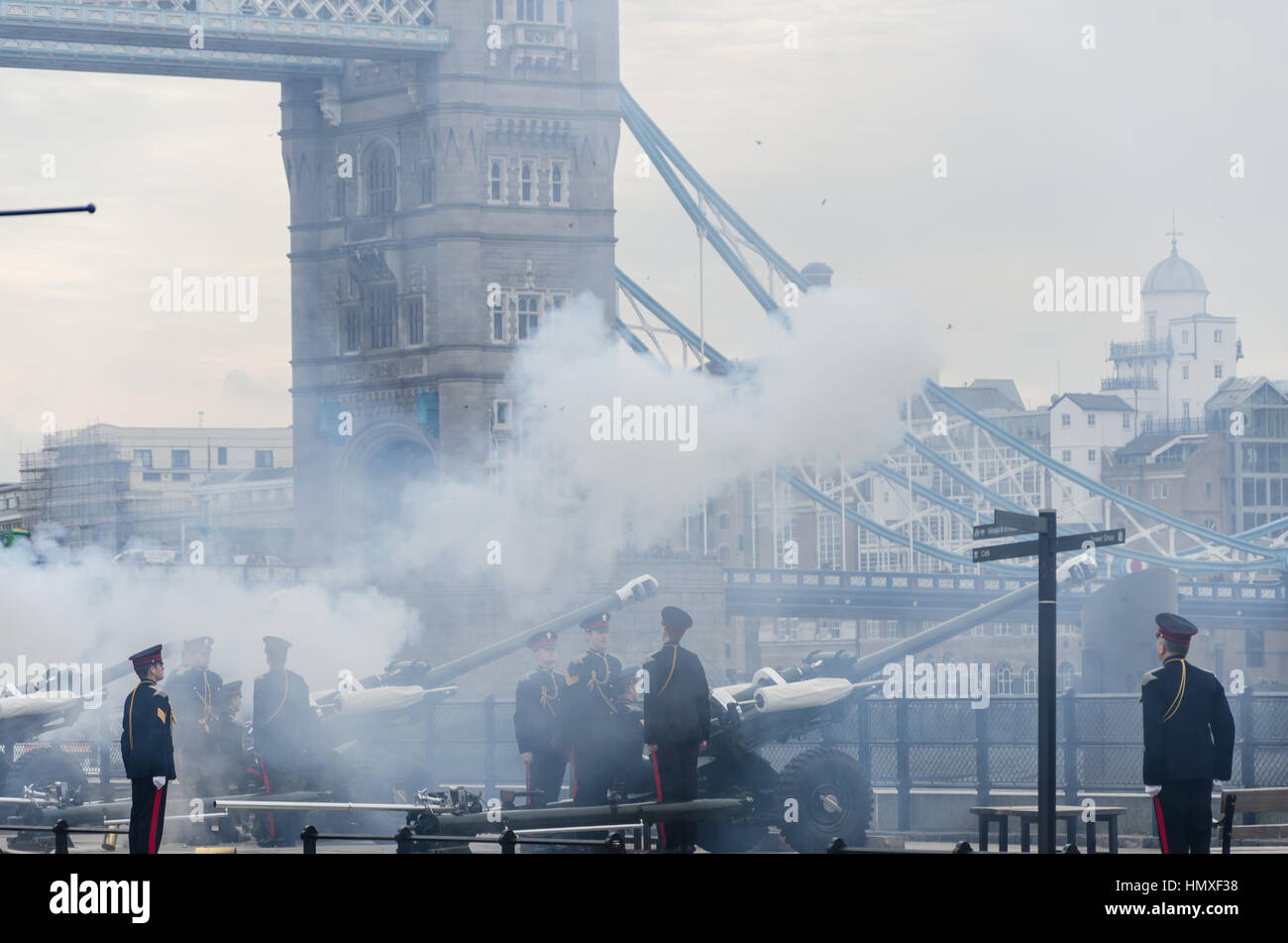 Londra, Regno Unito. 6 febbraio, 2017 pistole sono sparati presso la Torre di Londra per commemorare la Regina Elisabetta II diventando il primo monarca per celebrare il suo Giubileo di zaffiro. Credito: Ilyas Ayub / Alamy Live News Foto Stock