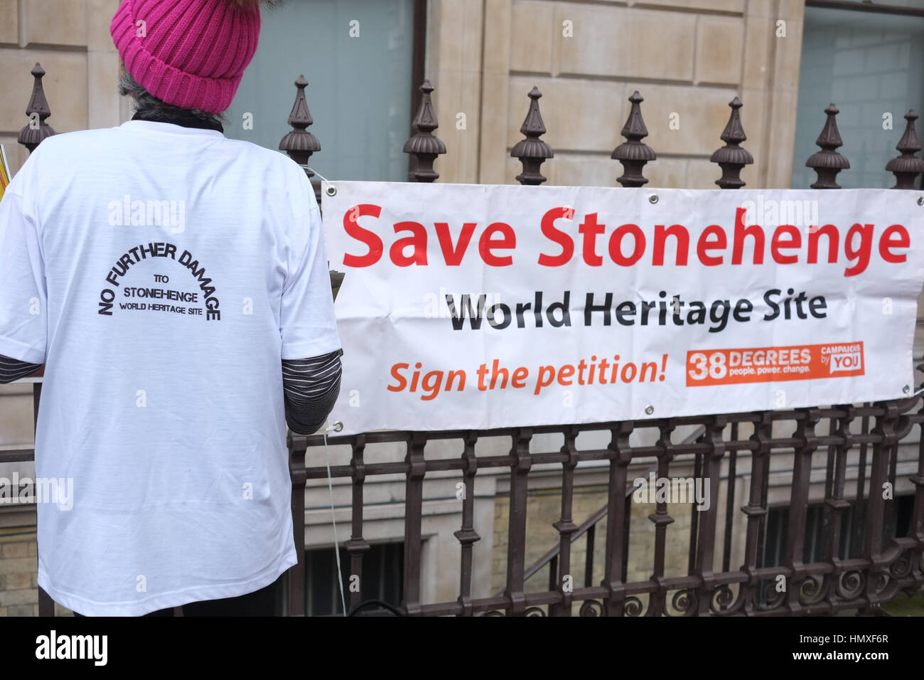 Londra, Regno Unito. 6 febbraio, 2017. Gli attivisti al di fuori della società di antiquari di Londra per la lotta contro la proposta di galleria stradale a Stonehenge Credito: Londonphotos/Alamy Live News Foto Stock