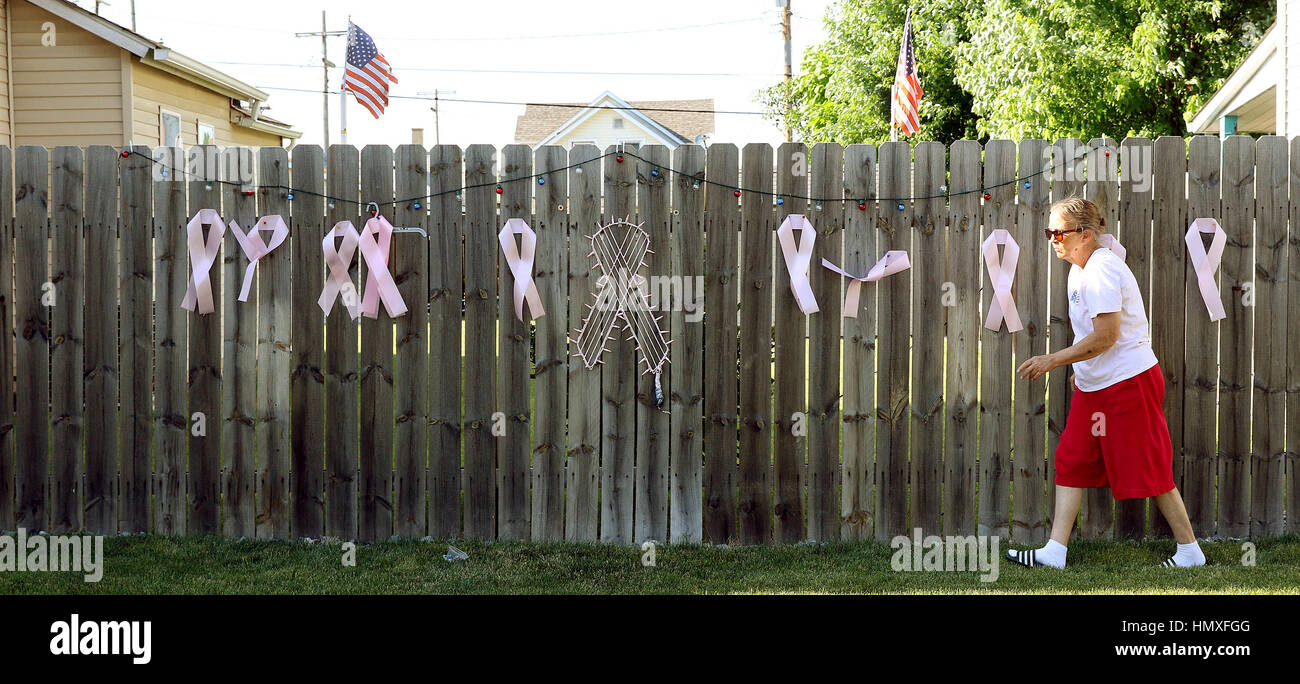 Giugno 10, 2016 - Iowa, U.S. - Debbie Mendoza decora il suo recinto con nastri di colore rosa per la gara per la cura evento che passa attraverso il quartiere Floreciente. (Credito Immagine: © Quad-City volte via ZUMA filo) Foto Stock