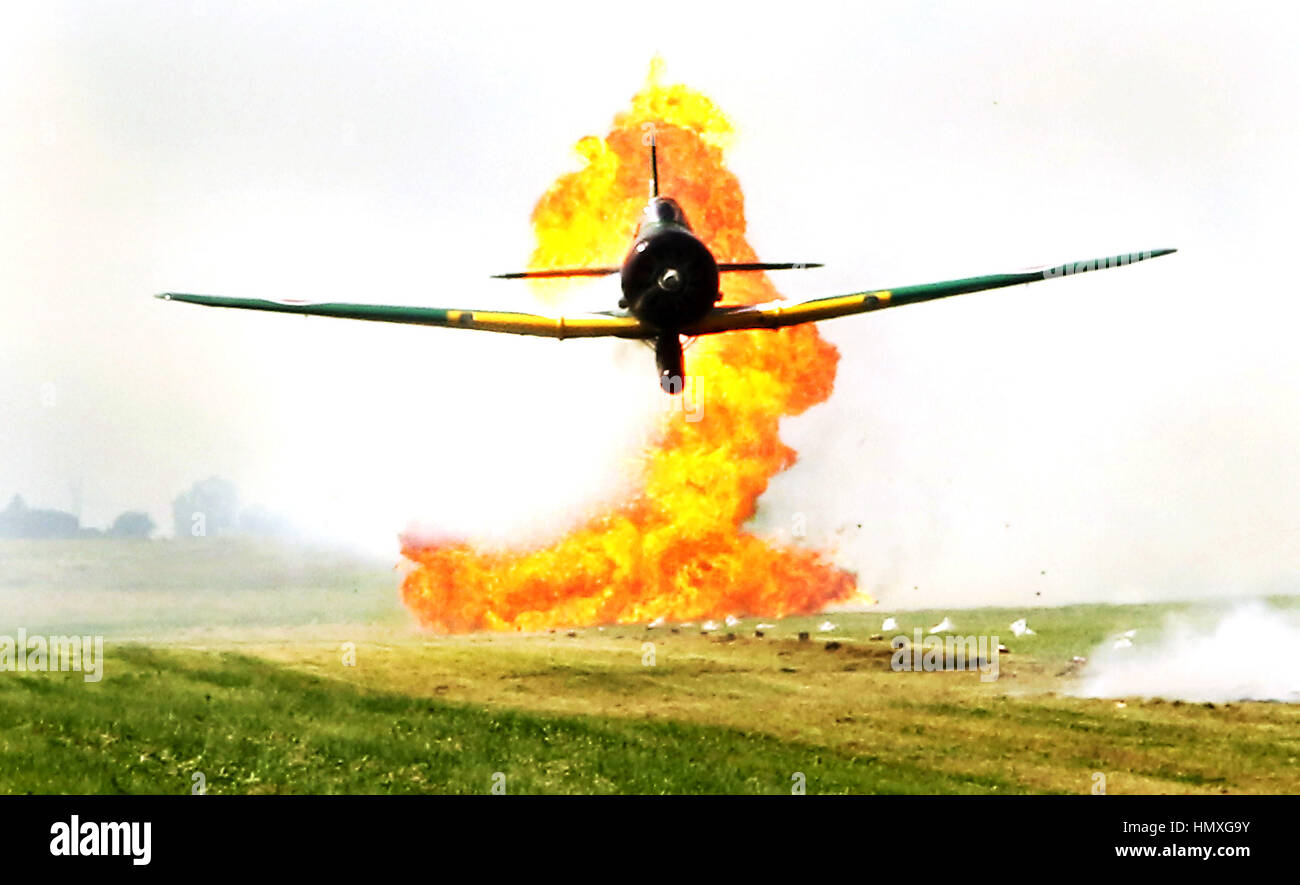 Giugno 25, 2016 - Davenport, Iowa, U.S. - Un pyro bomba scoppia si spegne dietro un 'Kate' un giapponese della Seconda guerra mondiale il piano a siluro, Sabato, 25 giugno 2016, durante una performance del TORA TORA TORA al trentesimo Quad-City annuale Air Show in Davenport. (Credito Immagine: © Giovanni Schultz/Quad-City volte via ZUMA filo) Foto Stock