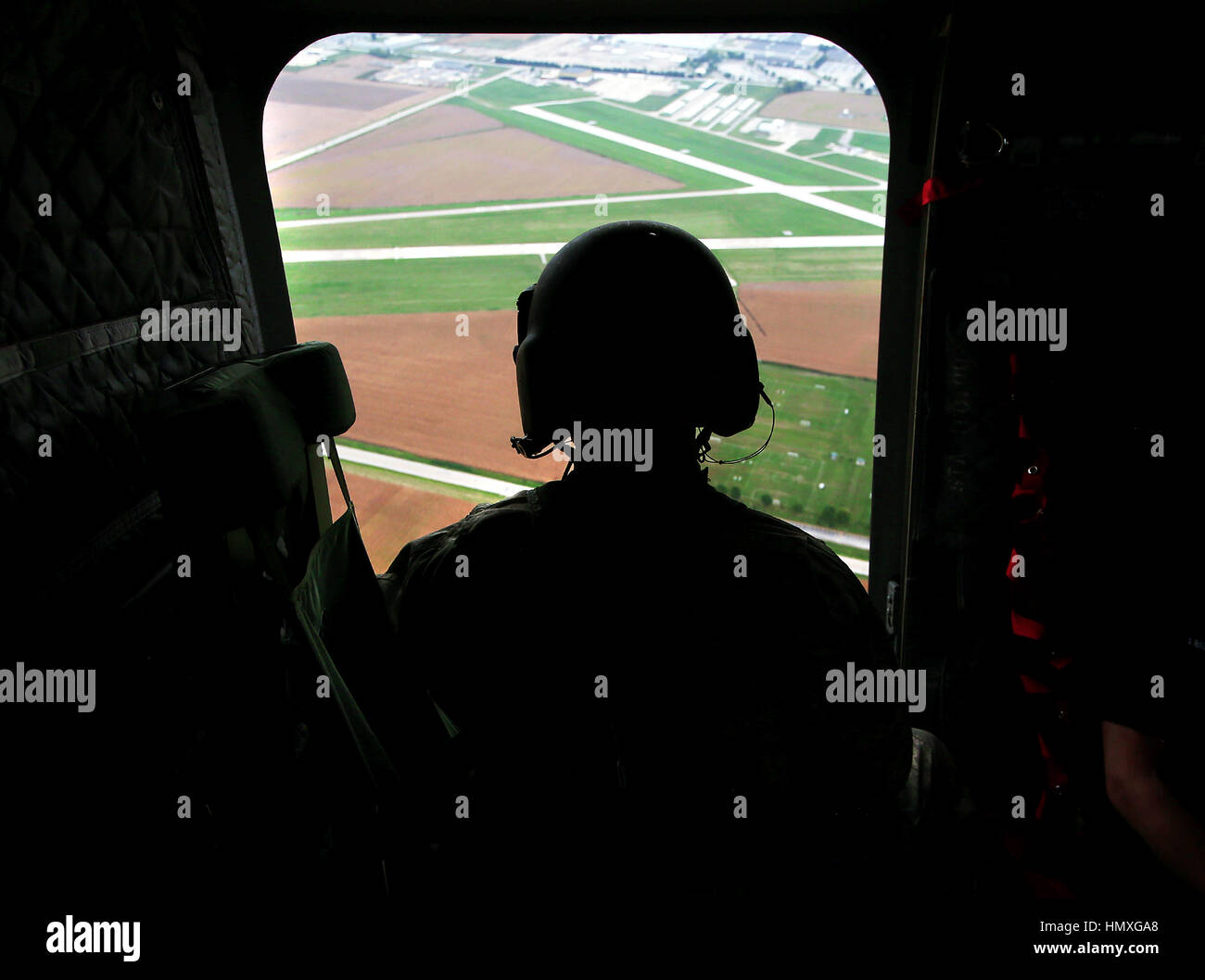 Settembre 22, 2016 - Iowa, U.S. - Personale Sergente Shad Myers si affaccia sulla Davenport aeroporto da un CH-47F elicottero Chinook durante il civile dei datori di lavoro di un centro di influenza evento al Davenport Army aviazione struttura di supporto sul Nord Harrison Street di Davenport, Iowa Giovedì, 22 settembre 2016..ho un figlio e un nipote nel servizio militare così quando ho delle assegnazioni che coinvolgono i membri delle forze armate che spesso mi chiedo circa le centinaia di storie che andare indicibili. I luoghi lâ€™ve ha viaggiato per il popolo lâ€™ve incontrato e le cose che lâ€™ve seenâ€¦ sia la buona e t Foto Stock