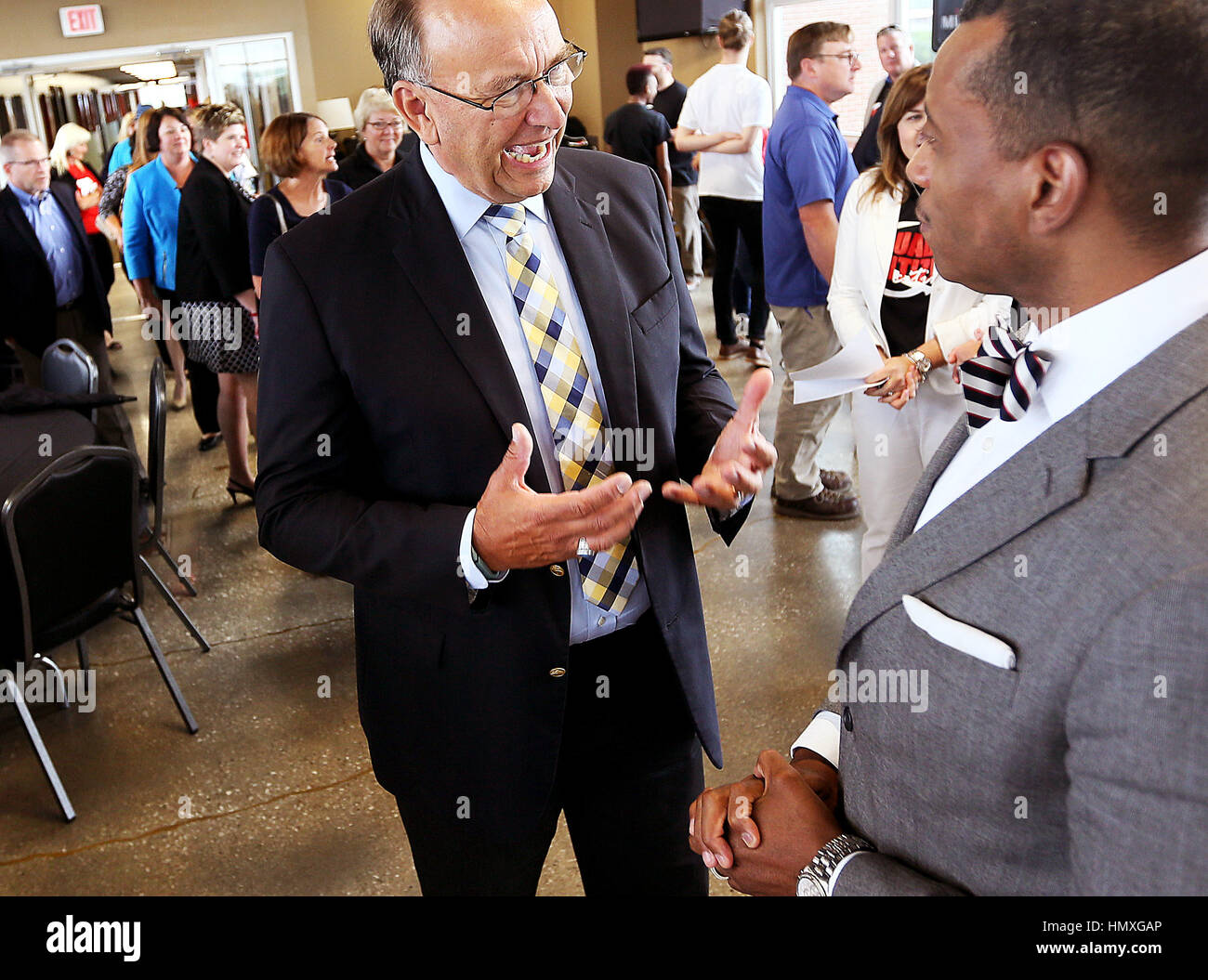 Davenport, Iowa, USA. Il 30 giugno, 2016. Steve Bahls, presidente di Augustana College, a sinistra, e il Rev. Dwight Ford, di grazia chiesa della città durante la visione regionale Q2030 incontro a Modern Woodmen Park di Davenport, Iowa Giovedì 30 Giugno, 2016. ''Massegnazioni, mentre possono essere notizia, non possono essere molto interessante dal punto di vista visivo. Io cerco di arrivare presto, prima di discorsi a podio iniziare e provare a fotografare una interazione tra le persone all'evento. Credito: Jeff Cook/Quad-City volte/ZUMA filo/Alamy Live News Foto Stock