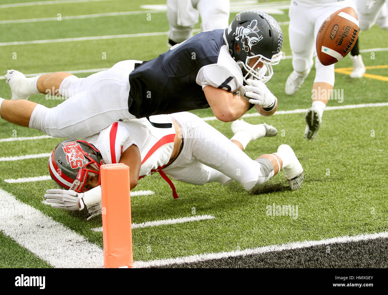 Bettendorf, Iowa, USA. 15 ottobre, 2016. Sant'Ambrogio running back Joey Zito è colpito da San Xavier Robbie Danielle fumbles e la sfera a la linea di traguardo. Sabato, 15 ottobre 2016, durante la prima metà azione a TouVelle Stadium in Bettendorf. La sfera è stata recuperata da San Saverio nella zona di estremità. Credito: John Schultz/Quad-City volte/ZUMA filo/Alamy Live News Foto Stock