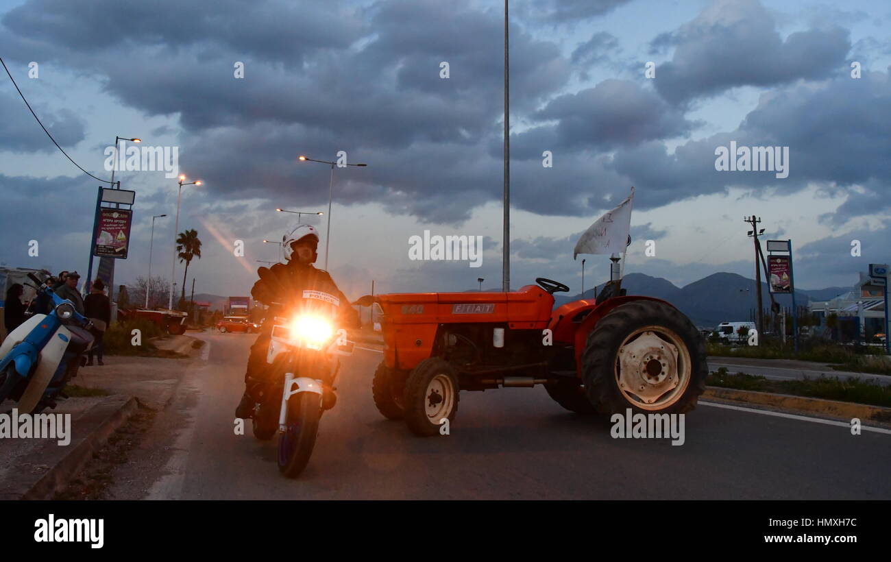 Argos, Grecia. Il 6 febbraio, 2017. Gli agricoltori e gli allevatori da Argos, lunedì 6 febbraio 2017, realizzato a due ore di autostrada Corinto - Argos nel Peloponneso. Tensione causata dal driver e gli agricoltori in corrispondenza del punto di blocco .Dopo gli agricoltori facendo incontro e gli allevatori, su iniziativa della Federazione delle associazioni agricole della regione del Peloponneso. Credito: VANGELIS BOUGIOTIS/Alamy Live News Foto Stock