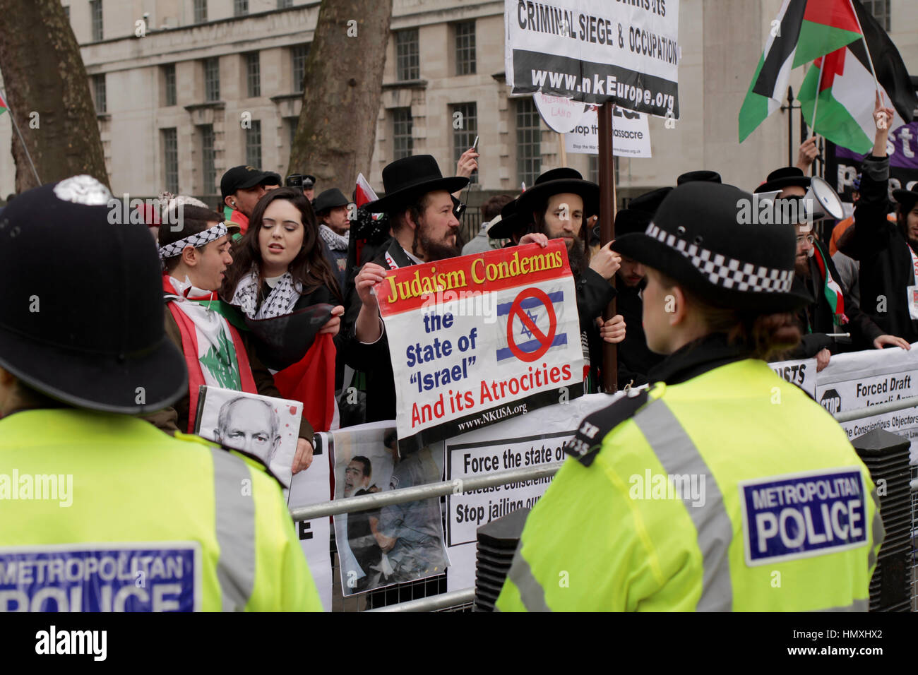 Londra, Regno Unito. 6 febbraio, 2017. Ebrei contro Israele tenere un anti-Israele banner verso pro-Israele i manifestanti a Downing Street durante la visita del Primo Ministro israeliano Benjamin Netanyahu. Credito: Jonathan tait/Alamy Live News Foto Stock