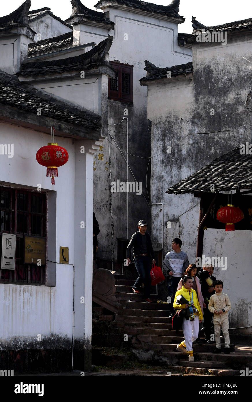 Huangshan, cinese della provincia di Anhui. 6 febbraio, 2017. Turisti visitano il Yuehua Street nel villaggio Qiyunshan sulla montagna Qiyun, est cinese della provincia di Anhui, 6 febbraio 2017. La strada si chiama 'heavenly street' come è stato costruito su una scogliera. Circa 30 famiglie vivono sulla strada e la maggior parte di essi si impegnano nell'industria del turismo. Credito: Tao Ming/Xinhua/Alamy Live News Foto Stock