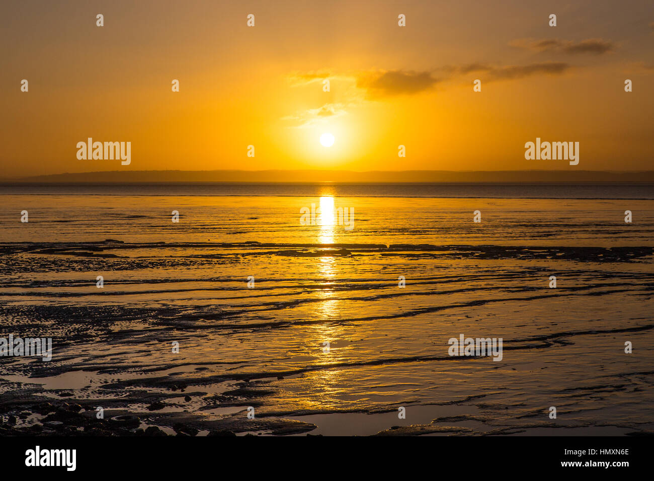 Severn Estuary, Wales, Regno Unito. 7 febbraio, 2017. St Brides in Severn Estuary, South Wales, vide una luminosa alba questa mattina, 7 febbraio 2017. Credito: Chris Stevenson/Alamy Live News Foto Stock