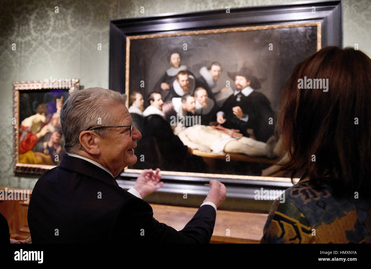 Den Haag, Paesi Bassi. 07 feb 2017. Il presidente tedesco Joachim Gauck (l) nella parte anteriore di Rembrandt del dipinto "La lezione di anatomia del dottor Nicolaes Tulp" (1632) nel museo Mauritshuis in Den Haag, Paesi Bassi, 07 febbraio 2017. Gauck è in Olanda per una visita di due giorni. Il viaggio è uno dei suoi ultimi come presidente della Germania. Foto: Rainer Jensen/dpa/Alamy Live News Foto Stock
