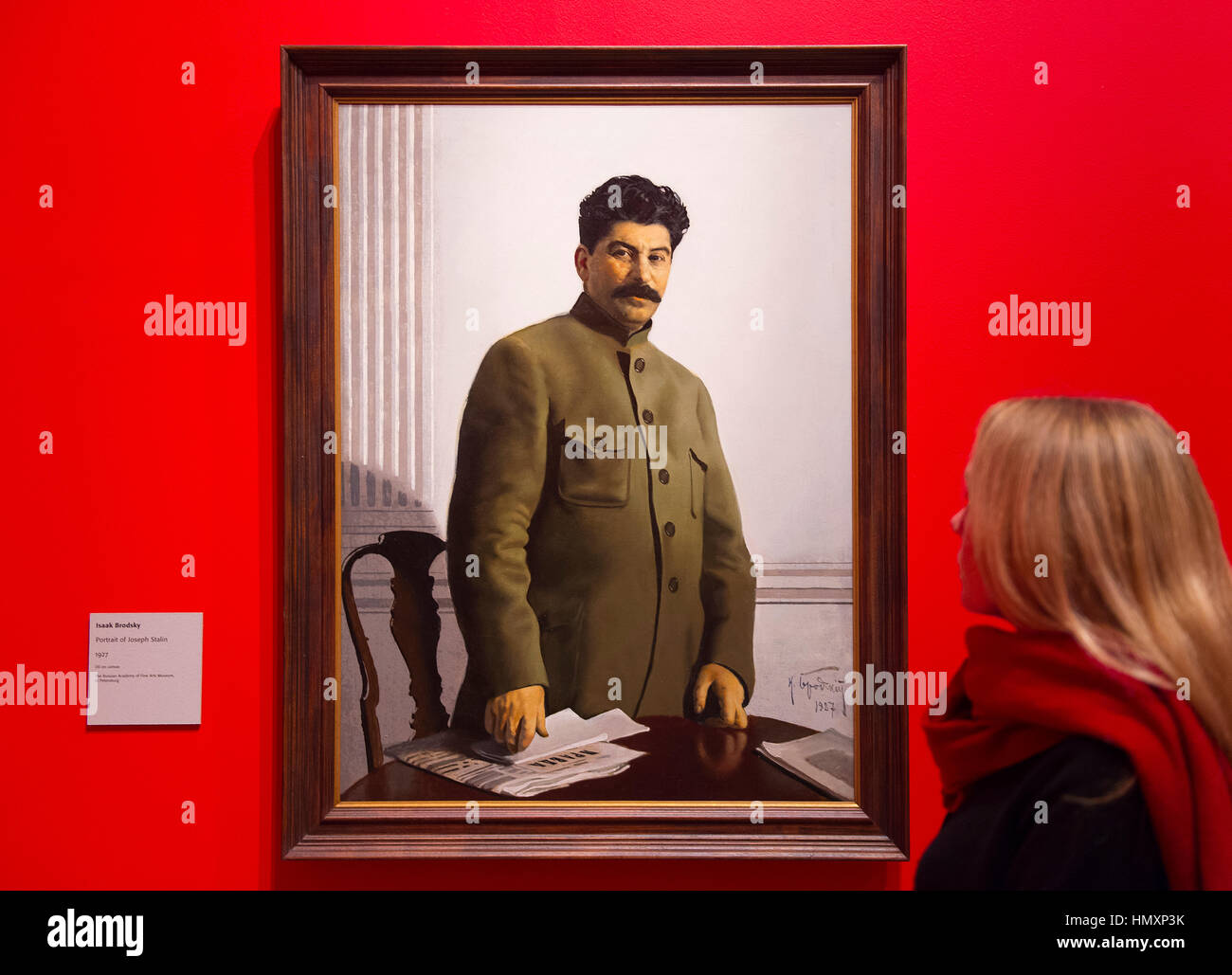 RA, Londra, Regno Unito. 7 febbraio 2017. Per commemorare il centenario della rivoluzione russa, la Royal Academy of Arts presenta rivoluzione: arte russa 1917-1932 Foto: Isaak Brodsky, Ritratto di Joseph Stalin, 1927. L'Accademia Russa del Museo di Belle Arti di San Pietroburgo. Credito: Malcolm Park editoriale/Alamy Live News Foto Stock