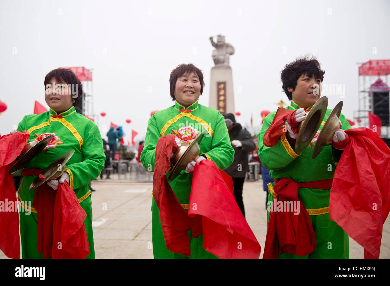 Pingdingshan, la Cina della Provincia di Henan. 7 febbraio, 2017. Artisti Folk eseguire piccoli cembali presso il sito di Majie Quyi fair di Baofeng County, centrale cinese della Provincia di Henan, Febbraio 7, 2017. L annuale Majie Quyi fair, come uno dei national immateriali patrimoni culturali, scollegherà Majie nel villaggio di Baofeng nel febbraio 9. "Quyi' si riferisce al folk arti vocali come la ballata di canto, narrazione comic dialogue, battaglio talk e diafonia. Foto Stock