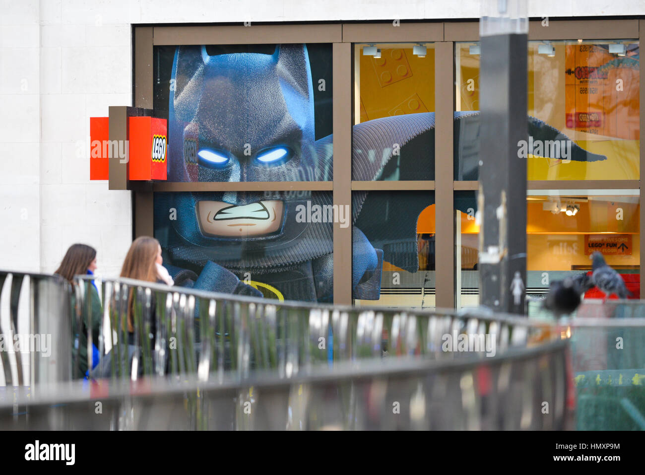 Leicester Square, Londra, Regno Unito. 7 febbraio, 2017. La LEGO Batman Movie è promosso presso il negozio LEGO nel cuore di Leicester Square. Credito: Matteo Chattle/Alamy Live News Foto Stock