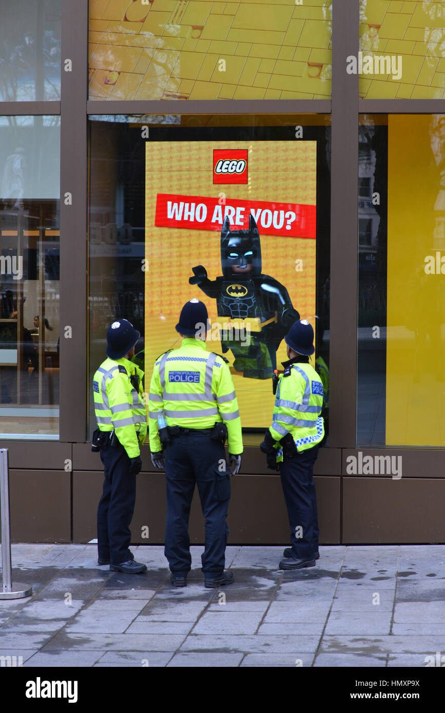 Leicester Square, Londra, Regno Unito. 7 febbraio, 2017. La LEGO Batman Movie è promosso presso il negozio LEGO nel cuore di Leicester Square. Credito: Matteo Chattle/Alamy Live News Foto Stock