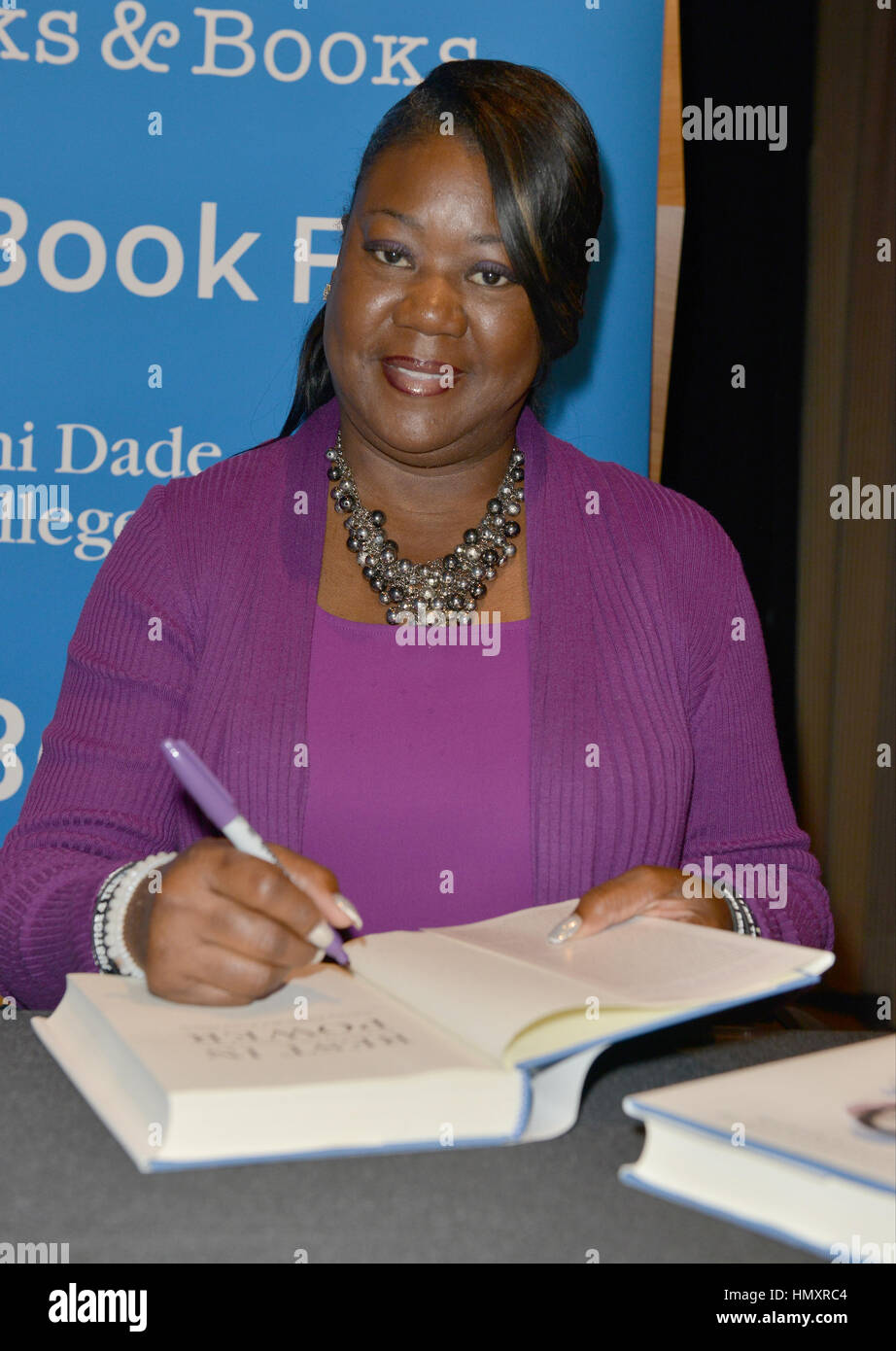 Miami, FL, Stati Uniti d'America. 06 feb 2017. Sybrina Fulton parlare e firmare copie del loro libro "resto in alimentazione: La vita duratura di Trayvon Martin' a Miami Dade College il 6 febbraio 2017 a Miami in Florida. Credito: Mpi10/media/punzone Alamy Live News Foto Stock