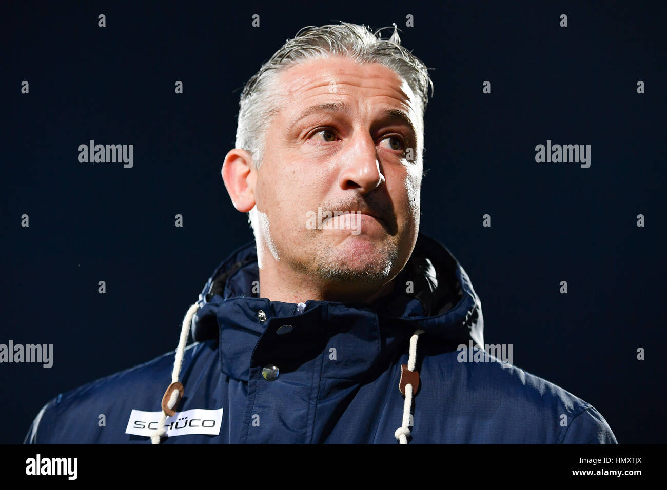 Bielefeld è headcoach Juergen Kramny sorge al margine durante il tedesco della DFB Cup match tra Astoria Walldorf e Arminia Bielefeld a Dietmar-Hopp-Sportpark a Walldorf, Germania, il 7 febbraio 2017. (EMBARGO CONDIZIONI - ATTENZIONE: La DFB vieta l'utilizzazione e la pubblicazione di immagini sequenziali su internet e altri media online durante il match (comprese a metà tempo). Attenzione: periodo di bloccaggio! La DFB permette l'ulteriore utilizzazione e la pubblicazione delle immagini per i servizi mobili (soprattutto MMS) e per il DVB-H e DMB solo dopo la fine del match.) Foto: Uw Foto Stock