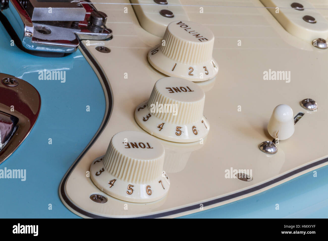 Primo piano di una chitarra elettrica Fender Stratocaster controllo volume e tono, piastra graffi bianca e selettore a 5 vie Foto Stock