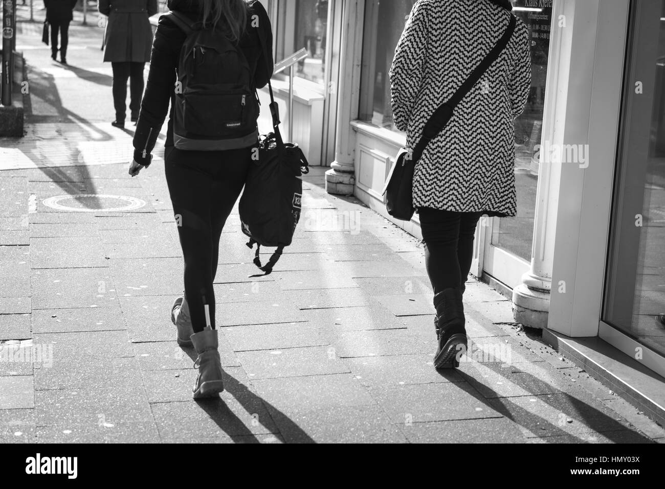 ESSEN, Germania - 25 gennaio 2017: due unidentifed ladies rush lungo il Rüttenscheider Straße nella loro stivali inverno Foto Stock