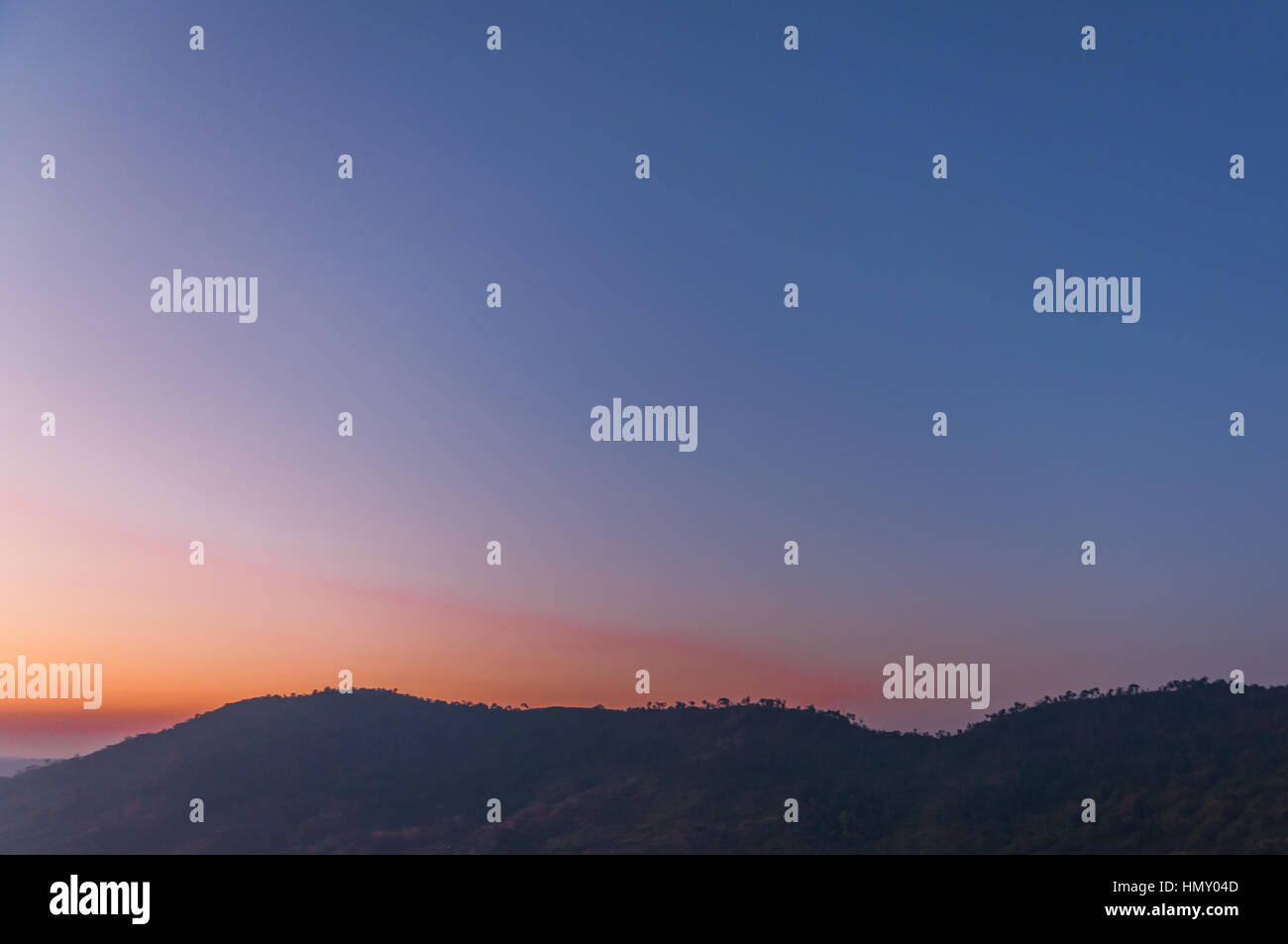 Cielo di tramonto su montagne in Thailandia Foto Stock