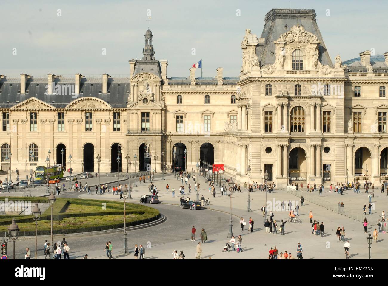 Il museo del Louvre di Parigi, il Muse?e du Louvre ospita 35.000 opere d arte provenienti da otto reparti, visualizzati in oltre 60.000 metri quadrati di ex Foto Stock