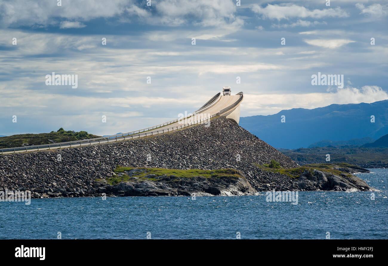 Camper a Atlantic Road bridge, Norvegia. Foto Stock