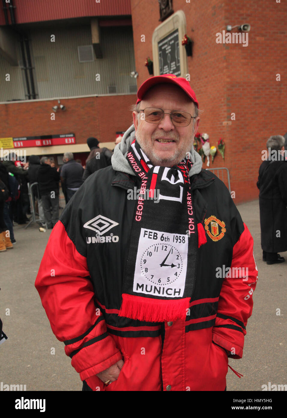 Il Manchester United sostenitori al di fuori del football club il 59e anniversario del Monaco di Baviera disastro aereo, 6/2/17. Foto Stock