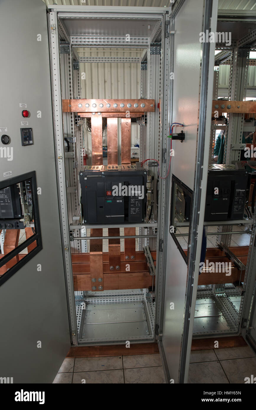 Elevata potenza quadro elettrico con barre di rame Foto stock - Alamy