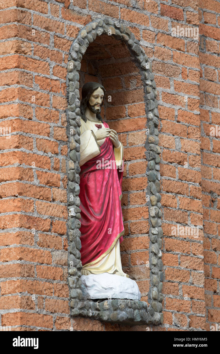 La Colombia, Santa Elena, mattone, chiesa, uomo, all'aperto, religiosi, statua, a parete Foto Stock