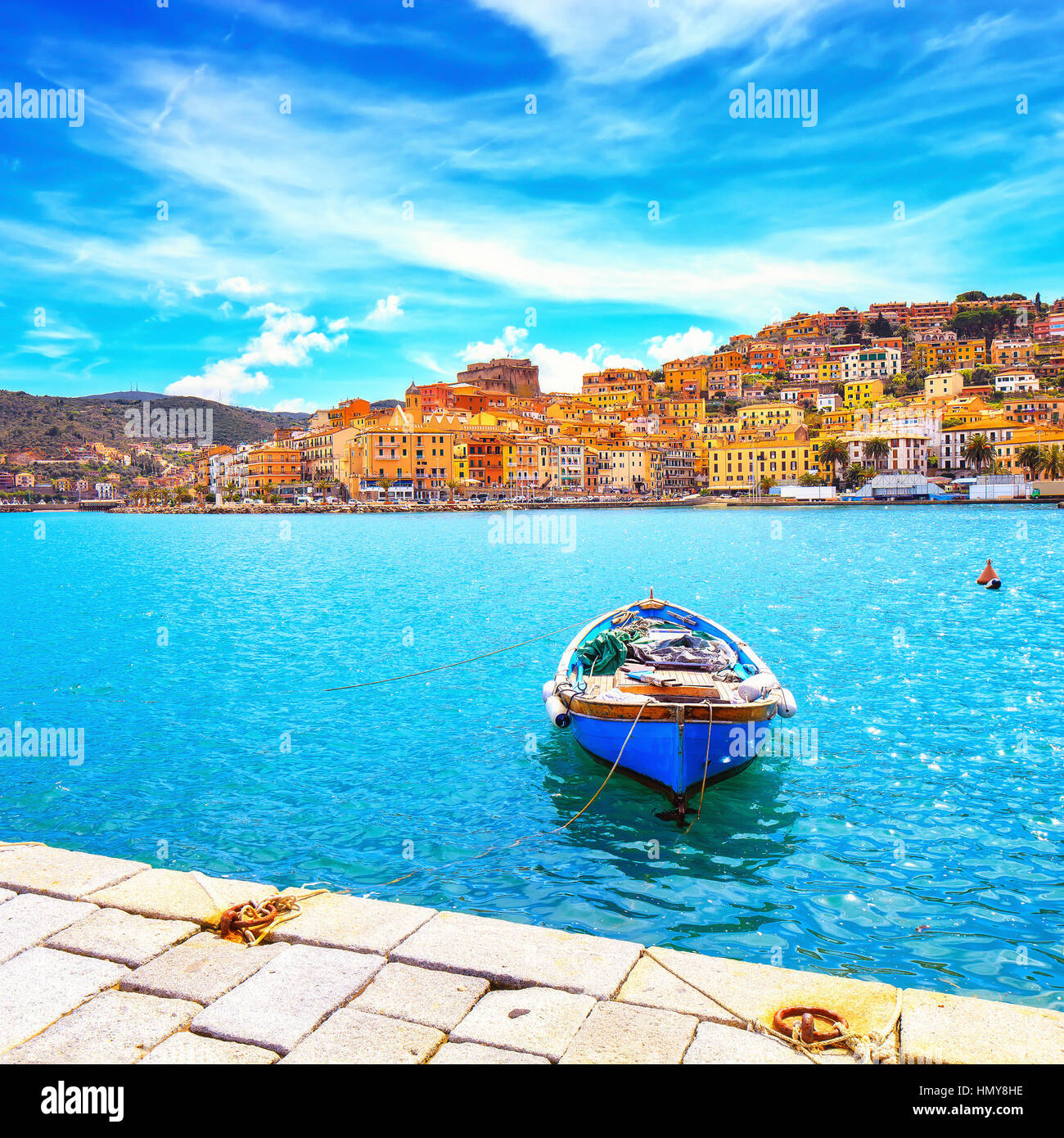 Legno vecchio piccola barca in Porto Santo Stefano lungomare, italiano destinazione di viaggio. Monte Argentario, Toscana, Italia. Foto Stock