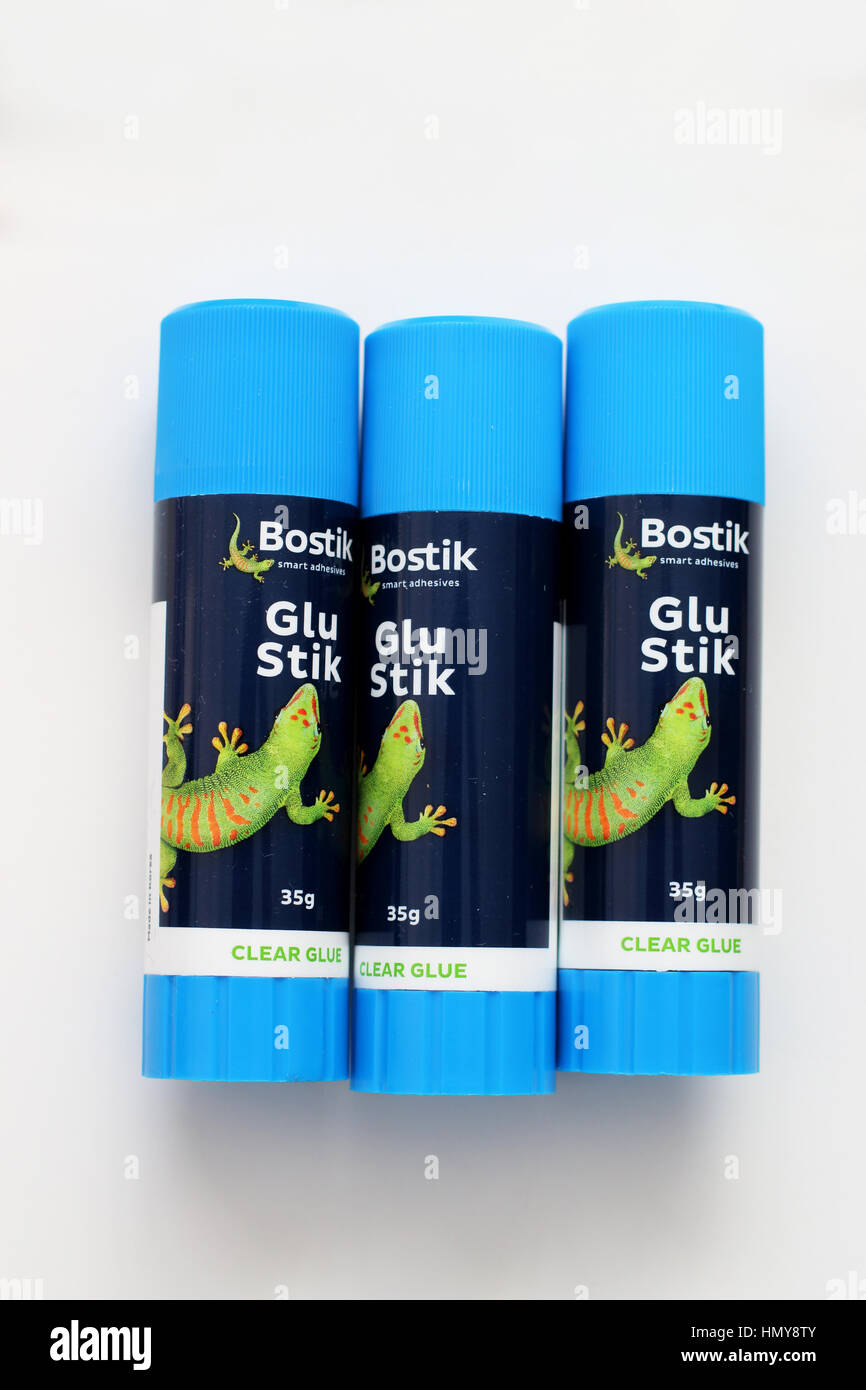 Close up di Glu Stik da Bostik isolata contro uno sfondo bianco Foto Stock