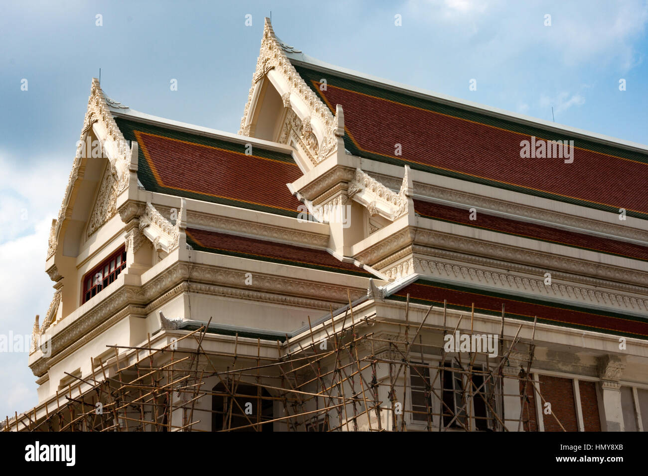 Classica architettura tailandese in un edificio nei pressi della Facoltà di Lettere dell'università di Chulalongkorn a Bangkok, Tailandia. Foto Stock