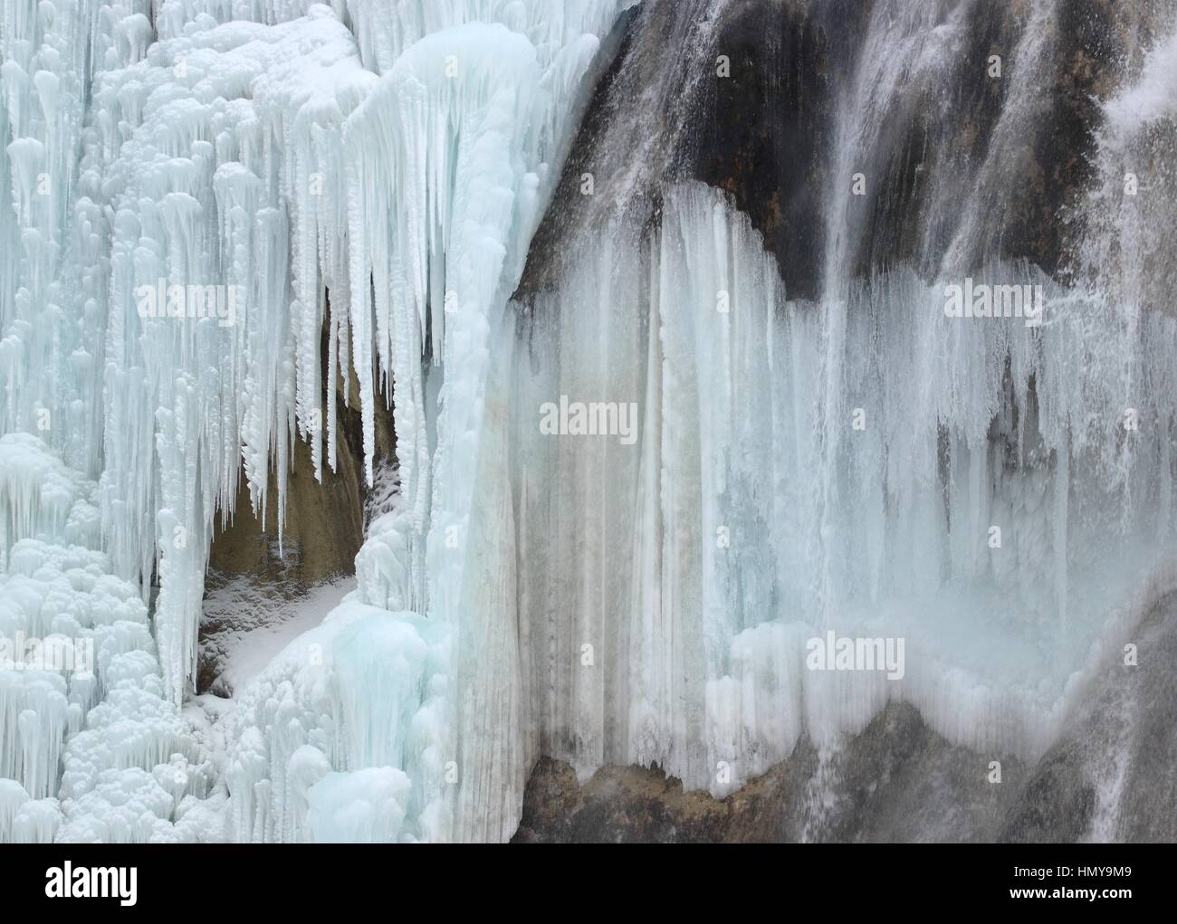 Cascata ghiacciata sui laghi di Plitvice, Parco nazionale della Croazia, il freddo inverno scena Foto Stock