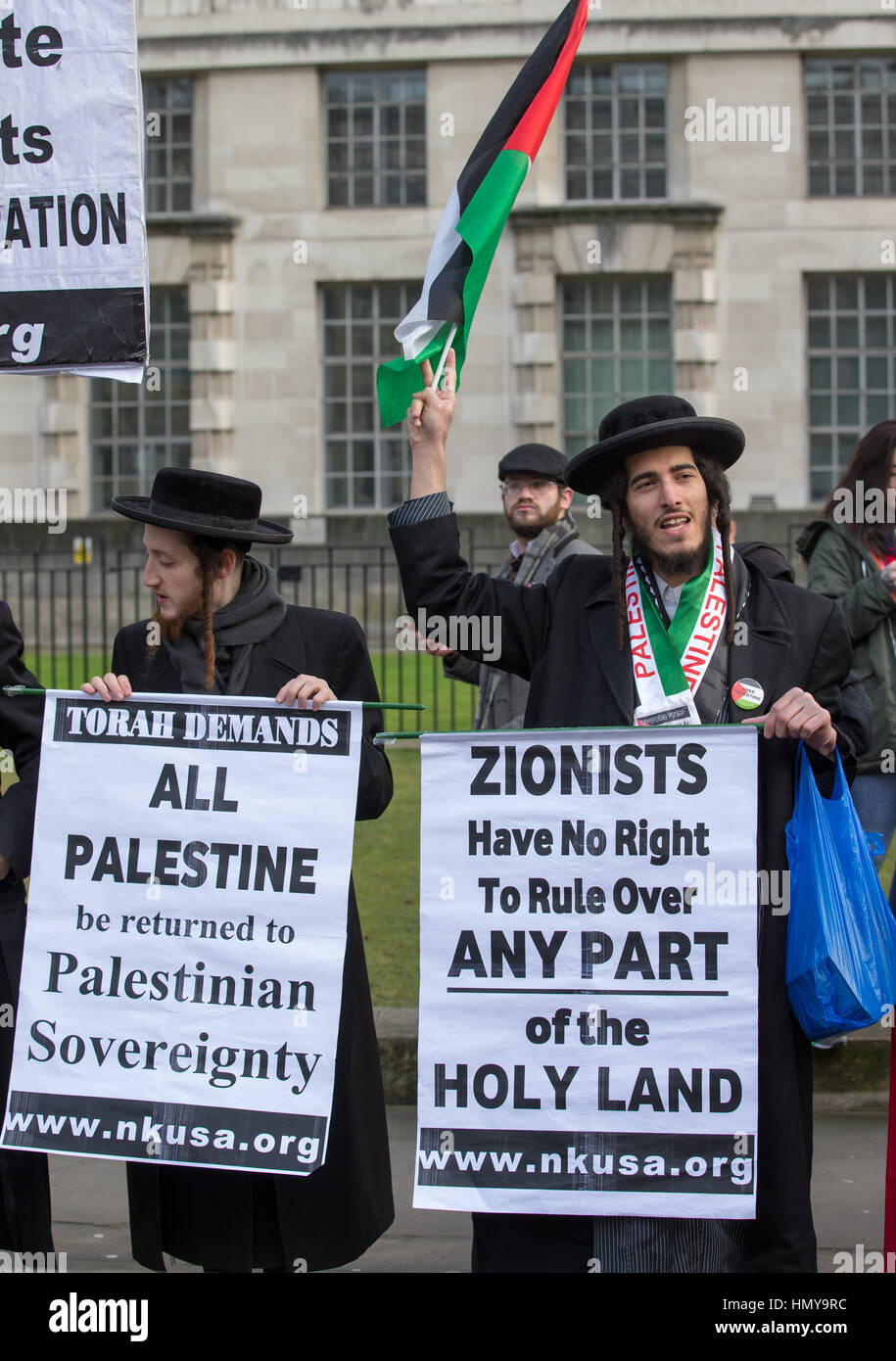 Ebrei contro Israele tenere un anti-Israele banner verso pro-Israele i manifestanti a Downing Street durante la visita del Primo ministro israeliano Netanyahu Foto Stock