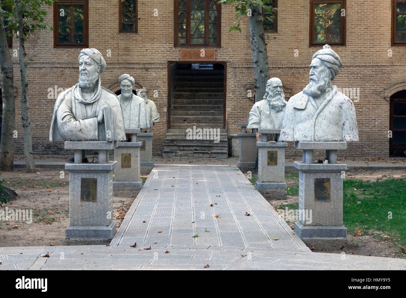 Statue di iraniane di famosi poeti e scienziati in Sa'dabad park, Teheran Foto Stock