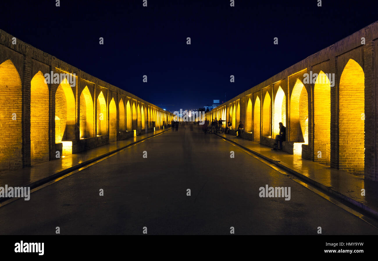 Si-O-seh pol bridge di notte, Isfahan, Iran Foto Stock