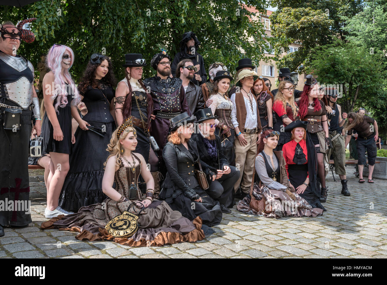 Parte del castello i partecipanti che posano per una foto, gotico festival dedicato alla sottocultura goth, organizzati in Bolkow, Bassa Slesia, Polonia Foto Stock