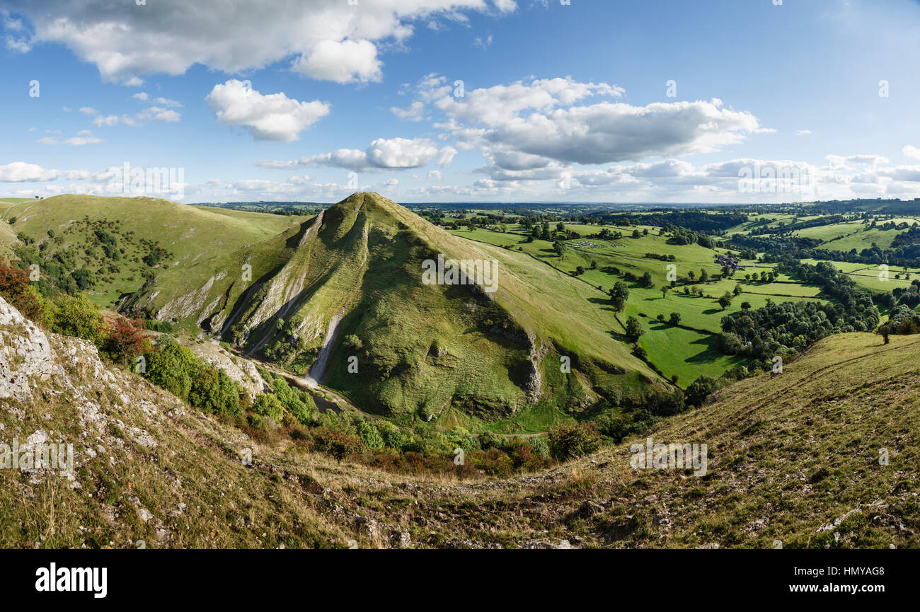 Thorpe Cloud e Dovedale da Bunster Hill, Parco Nazionale di Peak District, Staffordshire/Derbyshire Foto Stock