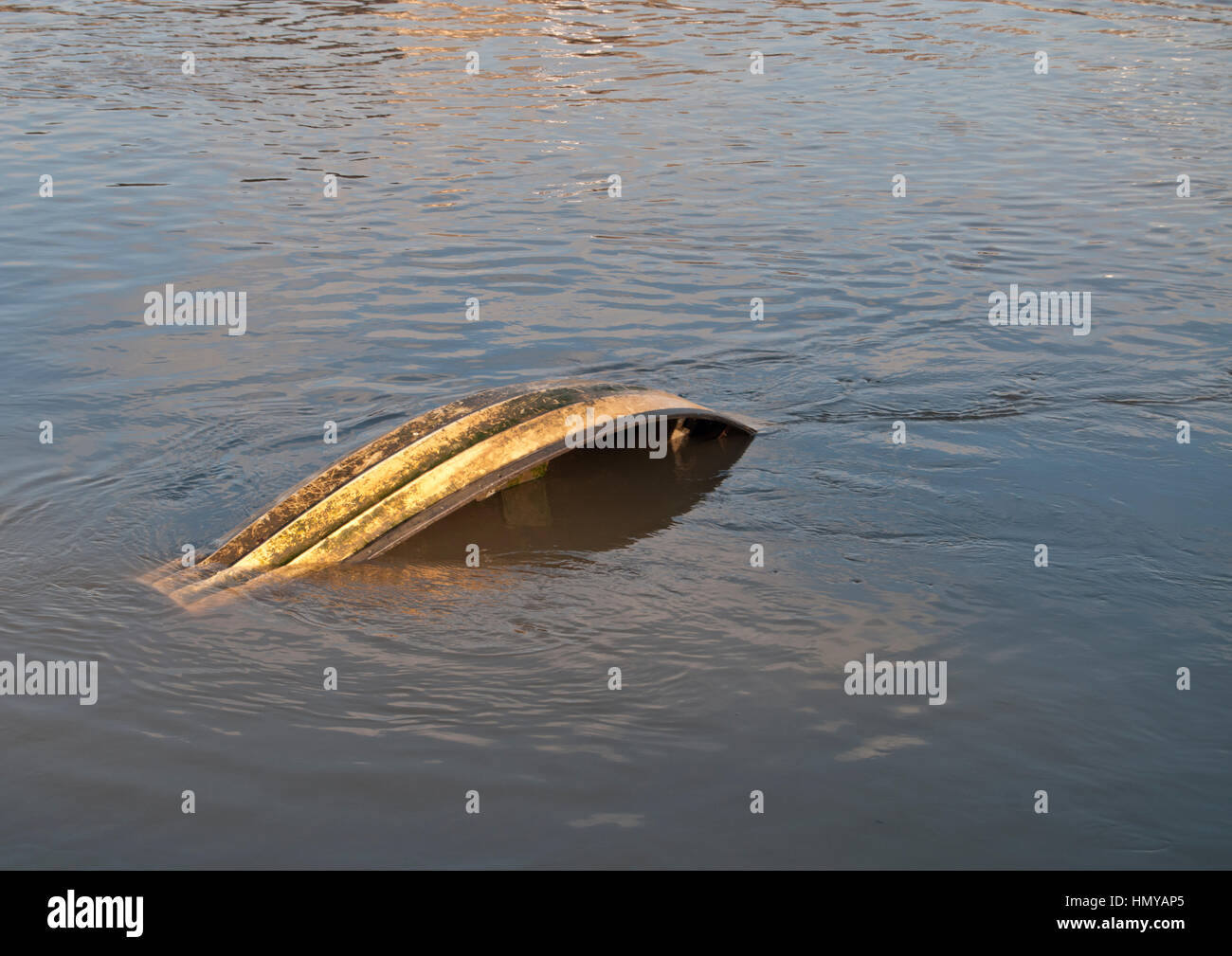 Sunken barca a remi dopo forti piogge sul fiume usura., Foto Stock