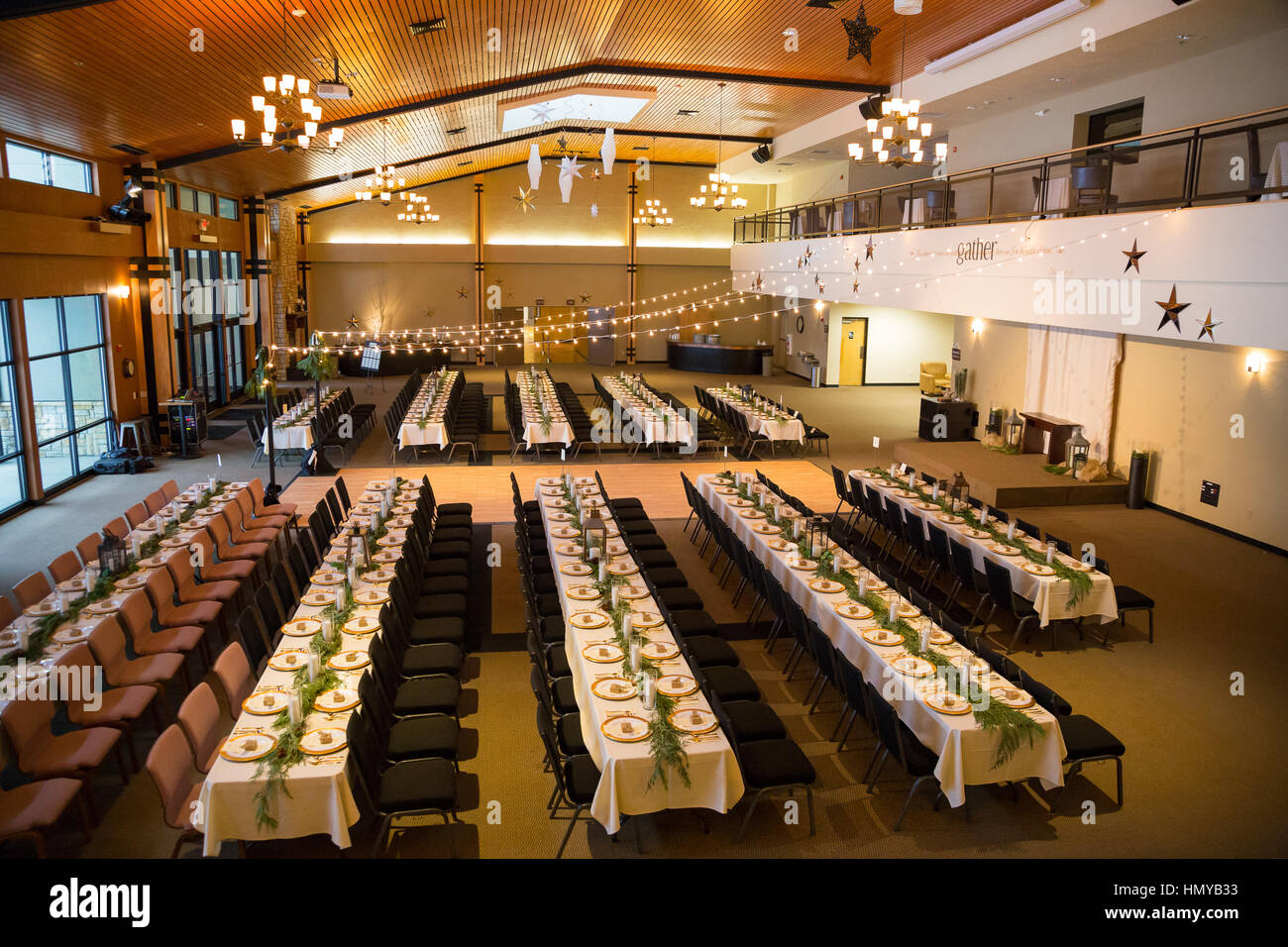 Ricevimento di nozze tavoli con posti a sedere, le piastre e le candele a un inverno di nozze in Oregon. Foto Stock